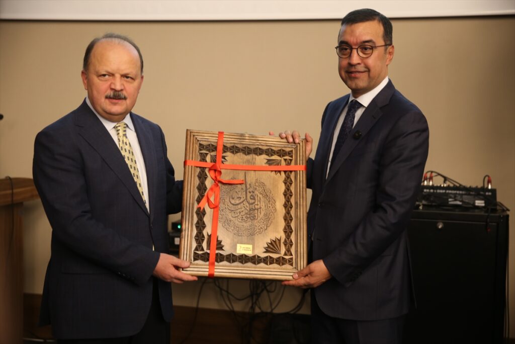 Kastamonu’da sevgi evleri ve yurtlarda kalan öğrenciler huzurevi sakinleri ile iftar yaptı