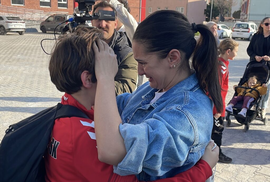 Katar’da mahsur kalan Kuşadası Küçükada Spor Kulübü mensupları Türkiye’ye döndü