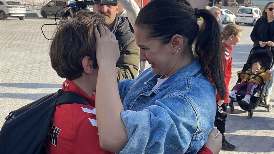 Katar’da mahsur kalan Kuşadası Küçükada Spor Kulübü mensupları Türkiye’ye döndü