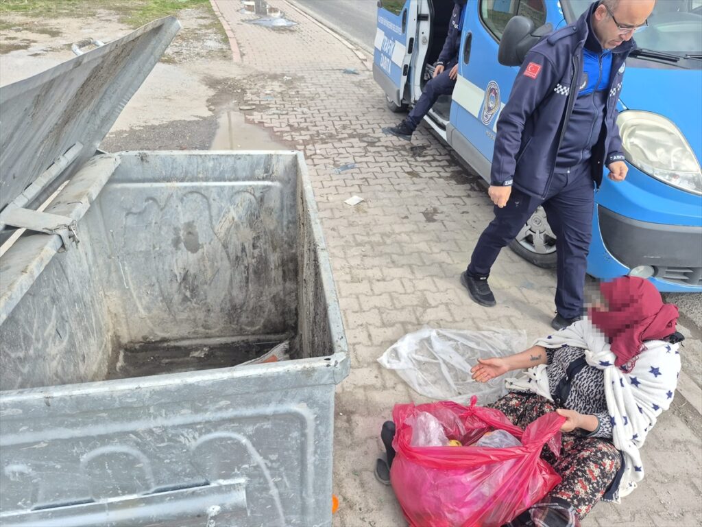Kayseri’de iki dilencinin çöpten topladıkları yiyecekleri evlerinden getirdikleri belirlendi