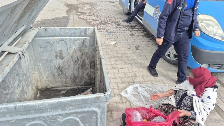 Kayseri’de iki dilencinin çöpten topladıkları yiyecekleri evlerinden getirdikleri belirlendi