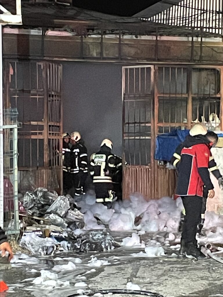 Kayseri’de mobilya atölyesinde çıkan yangın itfaiye ekiplerince söndürüldü