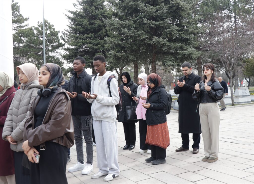 Kayseri’de yabancı uyruklu öğrenciler şehit mezarlarını ziyaret etti