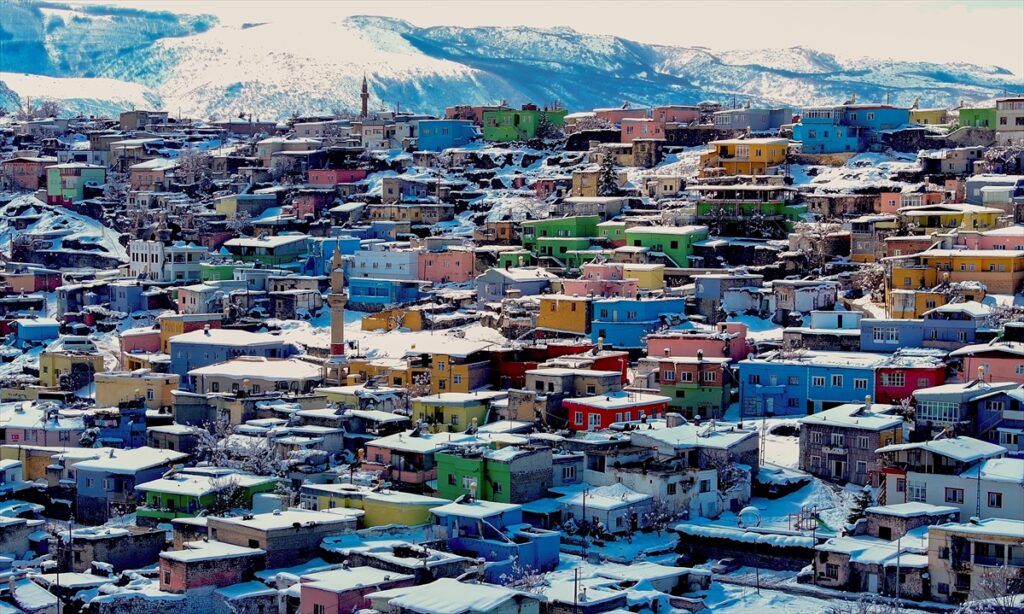 Kayseri’nin beyaza bürünen “renkli evler”i dronla görüntülendi