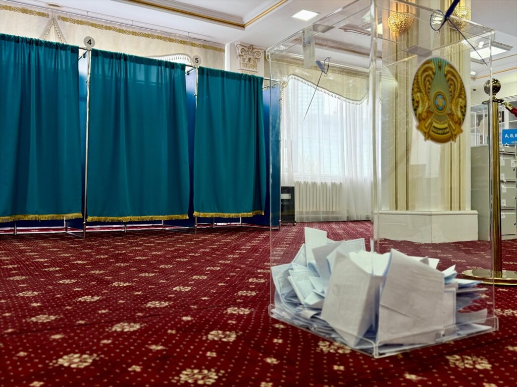 Kazakistan, yeni anayasa için sandık başında