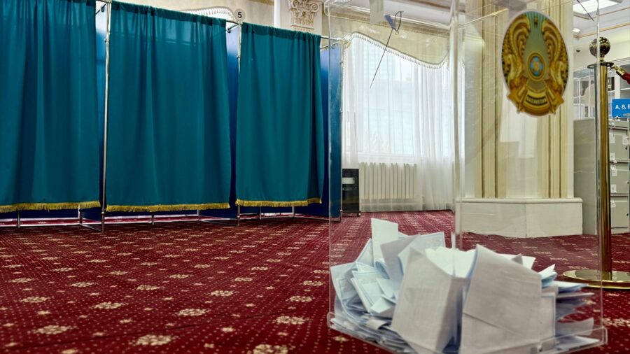 Kazakistan, yeni anayasa için sandık başında