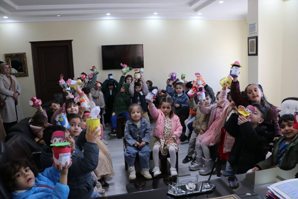 Kilis’te Kuran kursu öğrencileri kumbaralarını Gazzeli çocuklara bağışladı