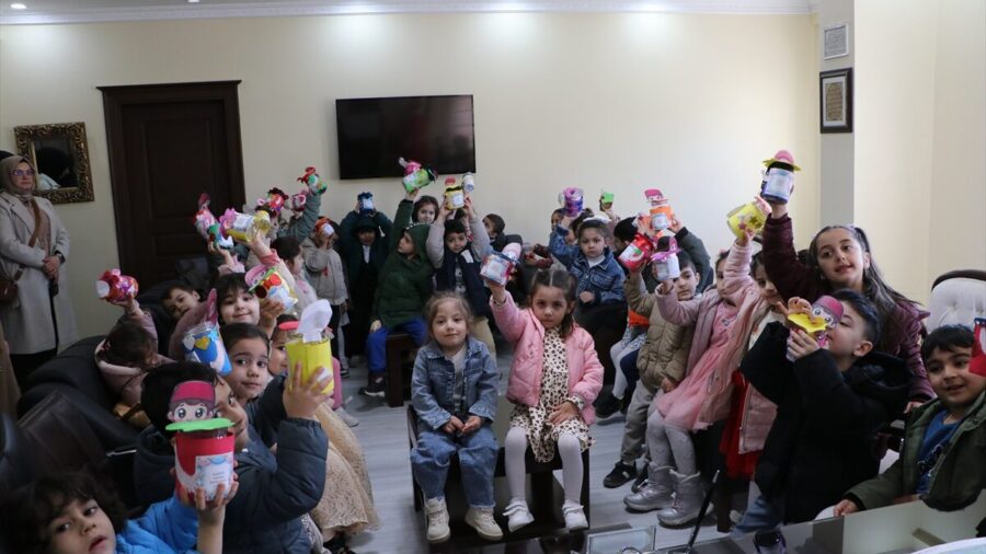 Kilis’te Kuran kursu öğrencileri kumbaralarını Gazzeli çocuklara bağışladı