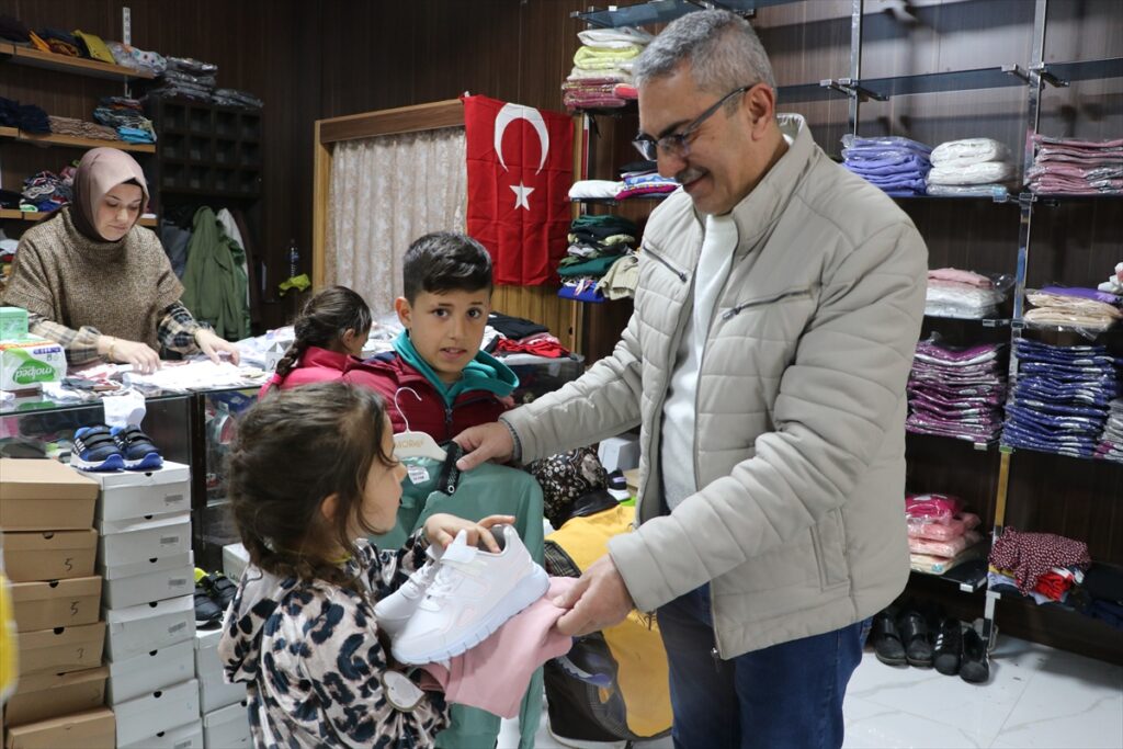 Kilis’teki ihtiyaç sahibi çocuklar bayramlıklarını “mağaza”dan seçerek aldı