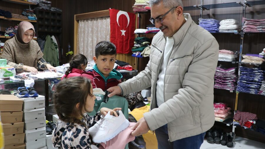 Kilis’teki ihtiyaç sahibi çocuklar bayramlıklarını “mağaza”dan seçerek aldı