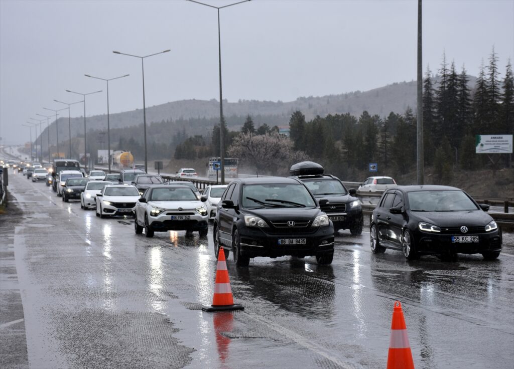 “Kilit kavşak” Kırıkkale’de bayram öncesi trafik yoğunluğu sürüyor