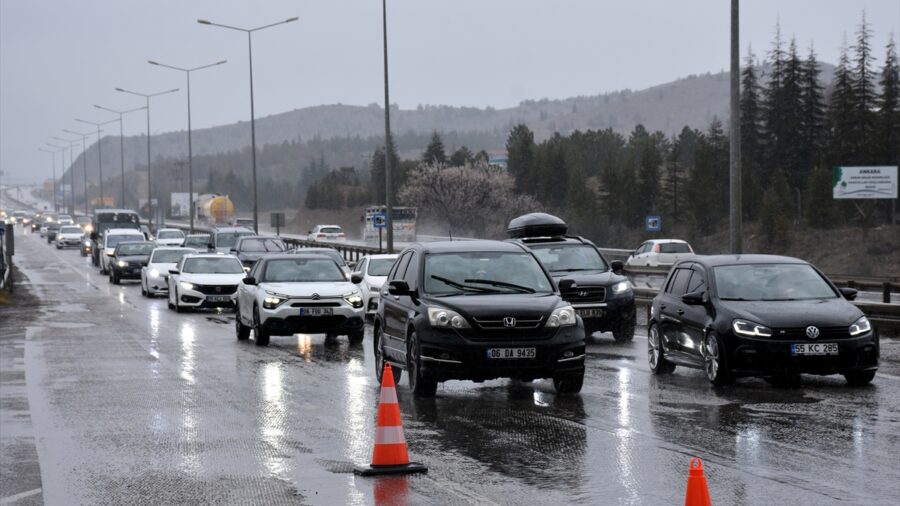 “Kilit kavşak” Kırıkkale’de bayram öncesi trafik yoğunluğu sürüyor