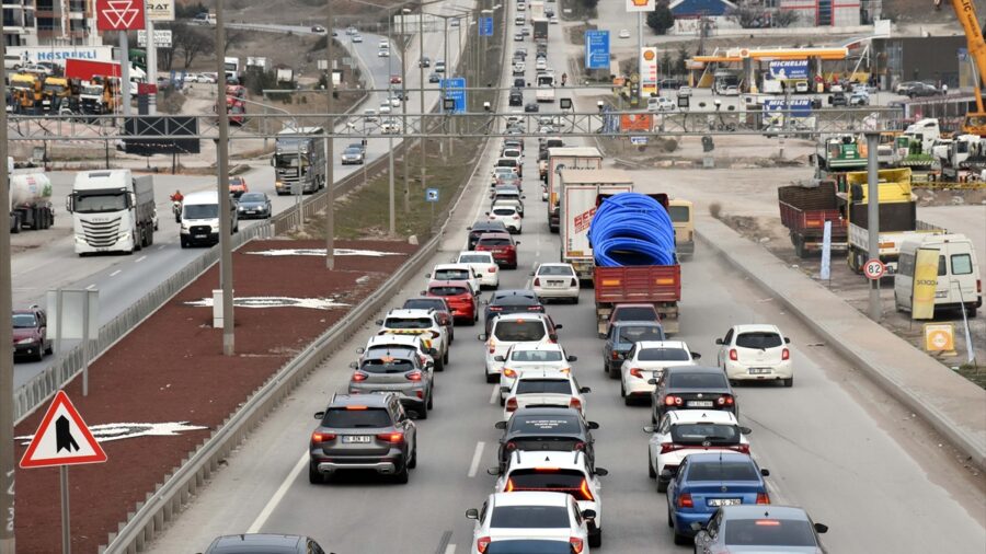 “Kilit Kavşak” Kırıkkale’de bayram trafiği yoğunluğu başladı