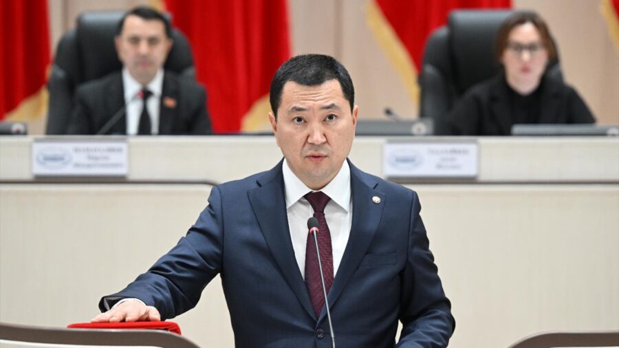 Kırgızistan’da kabinenin yeni üyeleri mecliste yemin etti