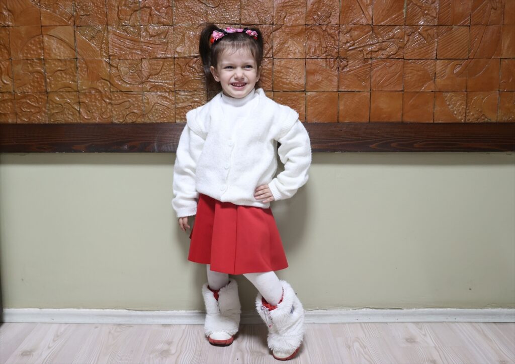 Kırklareli’nde 3 yaşındaki Gülsu’nun okuduğu “Bayrak” şiiri sosyal medyada milyonlara ulaştı