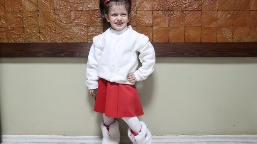 Kırklareli’nde 3 yaşındaki Gülsu’nun okuduğu “Bayrak” şiiri sosyal medyada milyonlara ulaştı