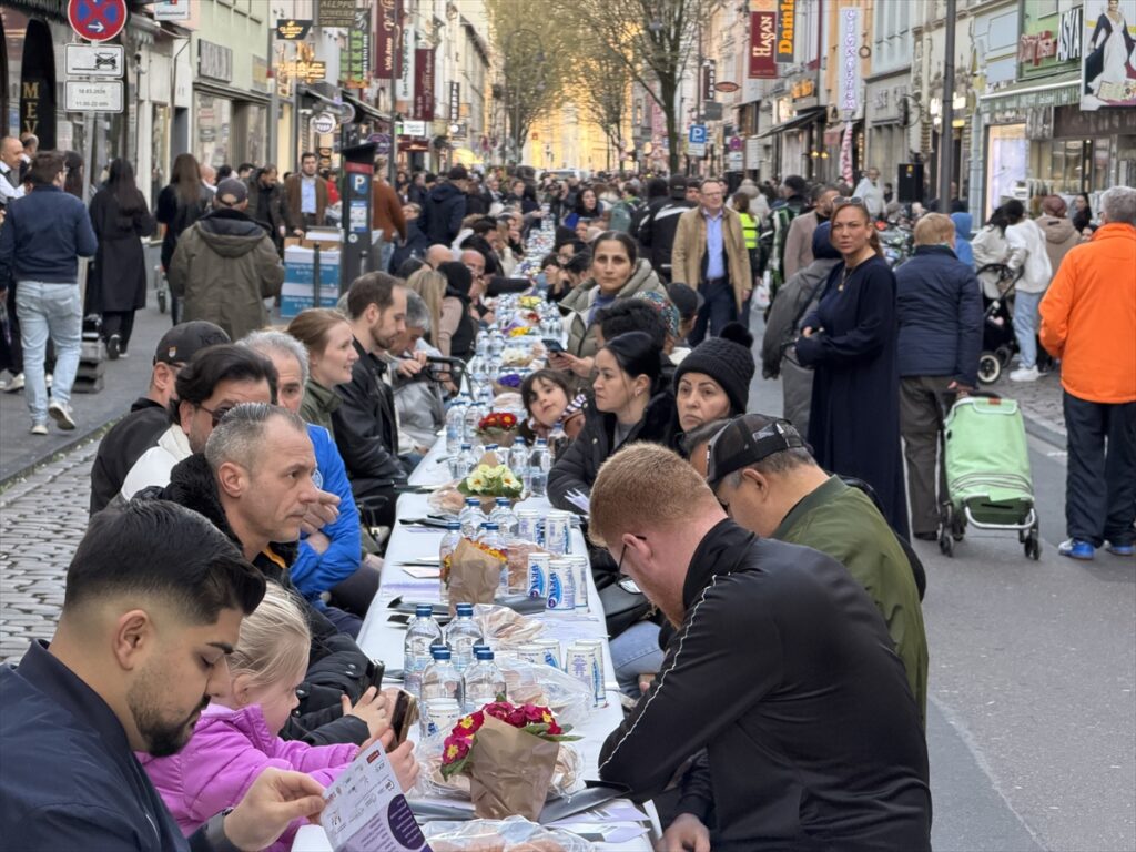 Köln’de Türkler ve Almanlar sokak iftarında bir araya geldi