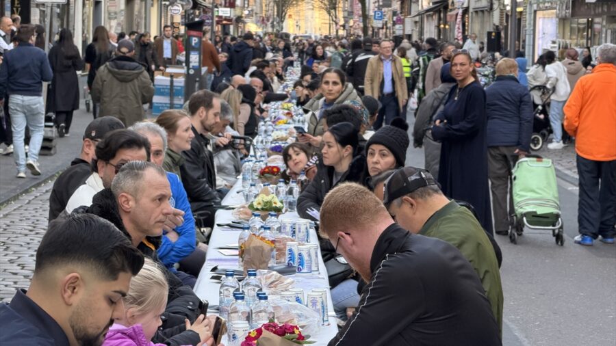 Köln’de Türkler ve Almanlar sokak iftarında bir araya geldi