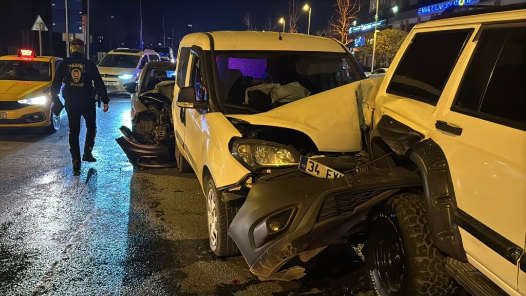 Küçükçekmece’de zincirleme trafik kazasında 2 kişi yaralandı