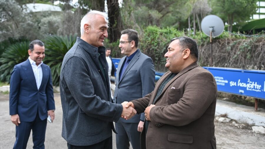 Kültür ve Turizm Bakanı Ersoy, Antalya Belek’te taksicilerle bayramlaştı