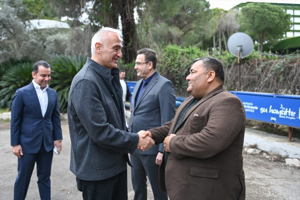 Kültür ve Turizm Bakanı Ersoy, Antalya Belek’te taksicilerle bayramlaştı