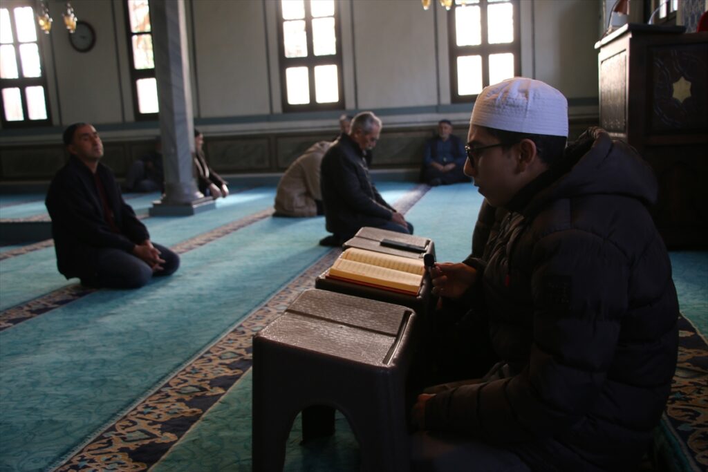 Kütahya’da imam hatip lisesi öğrencileri ramazanda camilerde mesleki tecrübe kazanıyor