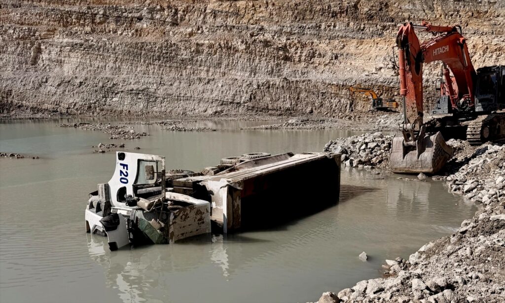 Kütahya’da maden sahasındaki su birikintisine devrilen kamyonun sürücüsü öldü