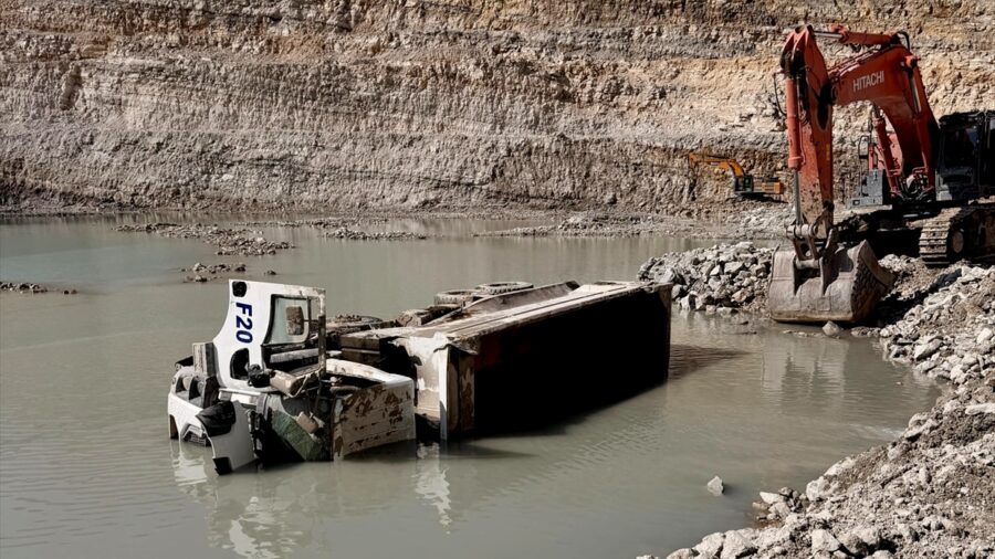 Kütahya’da maden sahasındaki su birikintisine devrilen kamyonun sürücüsü öldü