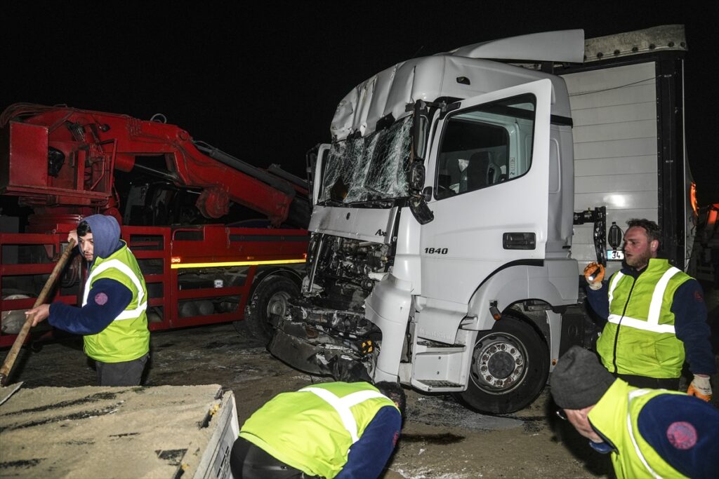 Kuzey Marmara Otoyolu’nda iki tırın karıştığı kazada 2 kişi yaralandı