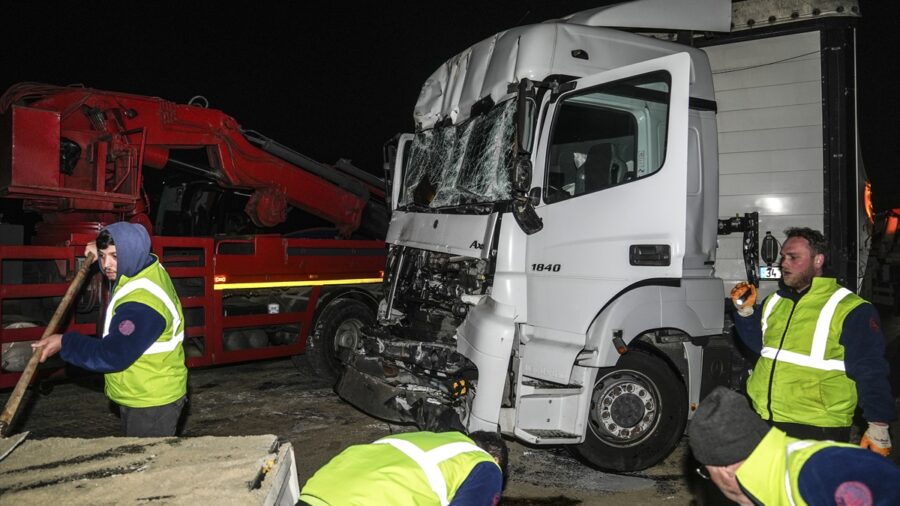 Kuzey Marmara Otoyolu’nda iki tırın karıştığı kazada 2 kişi yaralandı