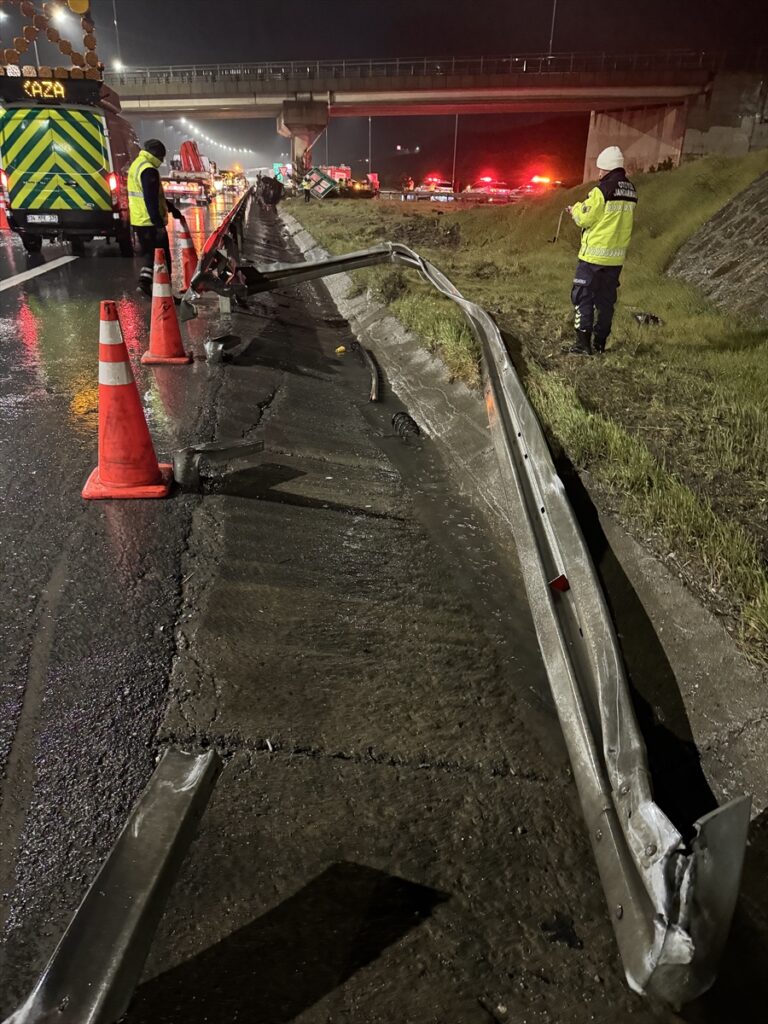 Kuzey Marmara Otoyolu’nda refüje çıkan minibüsteki 1 kişi öldü, 1 kişi ağır yaralandı