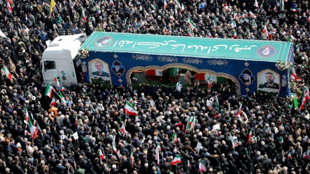 İran’da Binlerce Kişi Laricani’nin Cenazesine Akın Etti