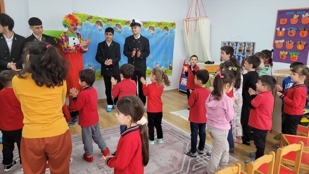Lise öğrencileri anaokulu öğrencilerine tiyatro gösterisi sunuyor