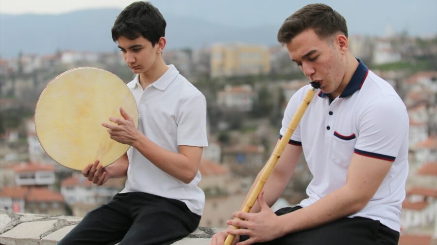 Lise öğrencileri geleneksel Türk müziğinin “gönüllü kültür elçisi” oldu