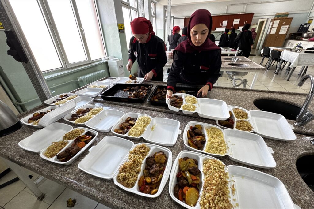 Lise öğrencileri hazırladıkları yemeklerle yaşlı ve hastaların iftar sofrasını bereketlendiriyor