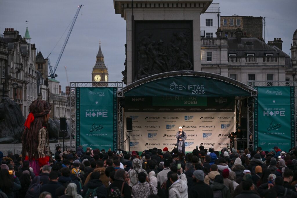 Londra’nın ünlü Trafalgar Meydanı’nda 2 bin kişilik iftar programı düzenlendi