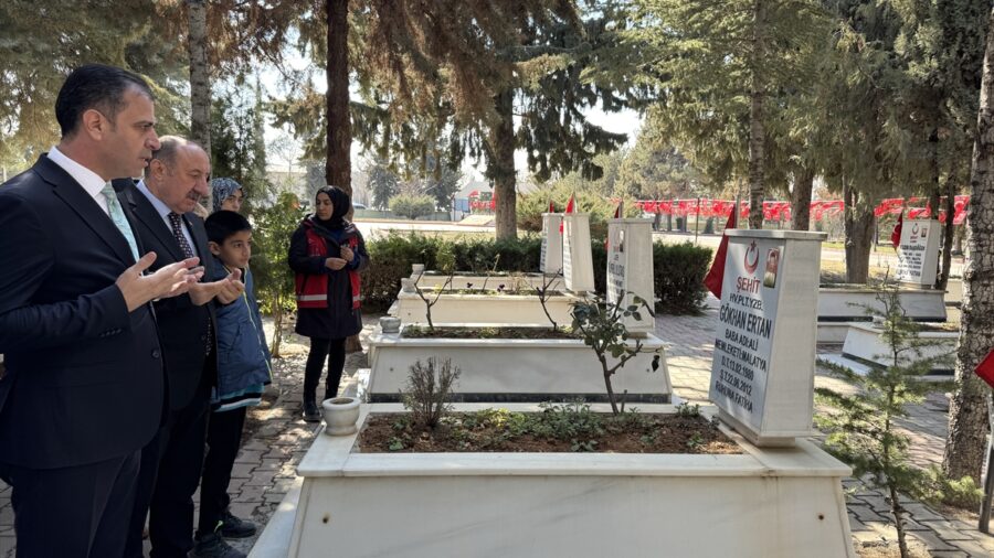 Malatya’da devlet korumasındaki çocuklar şehitliği ziyaret etti