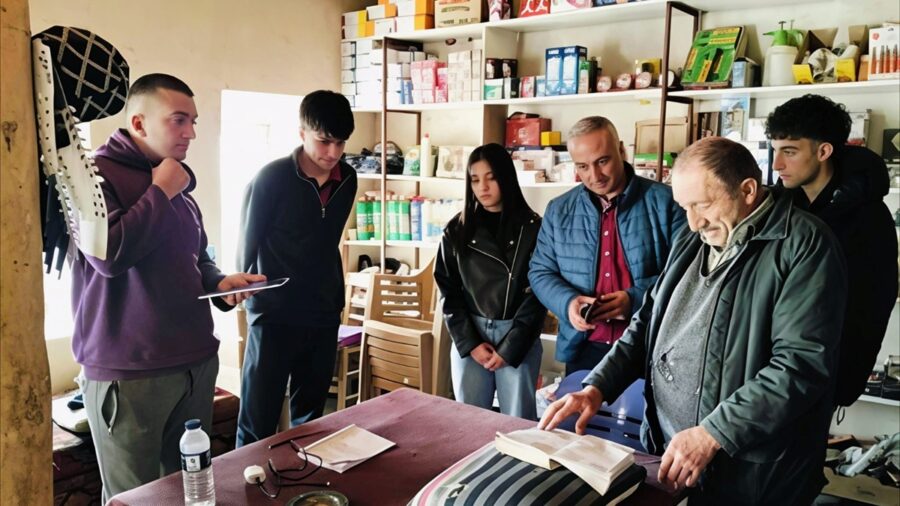 Malatya’da lise öğrencileri bakkal veresiye defterindeki borçları ödedi