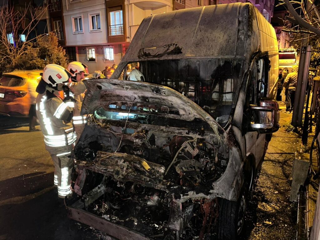 Maltepe’de park halindeki 3 araç yandı