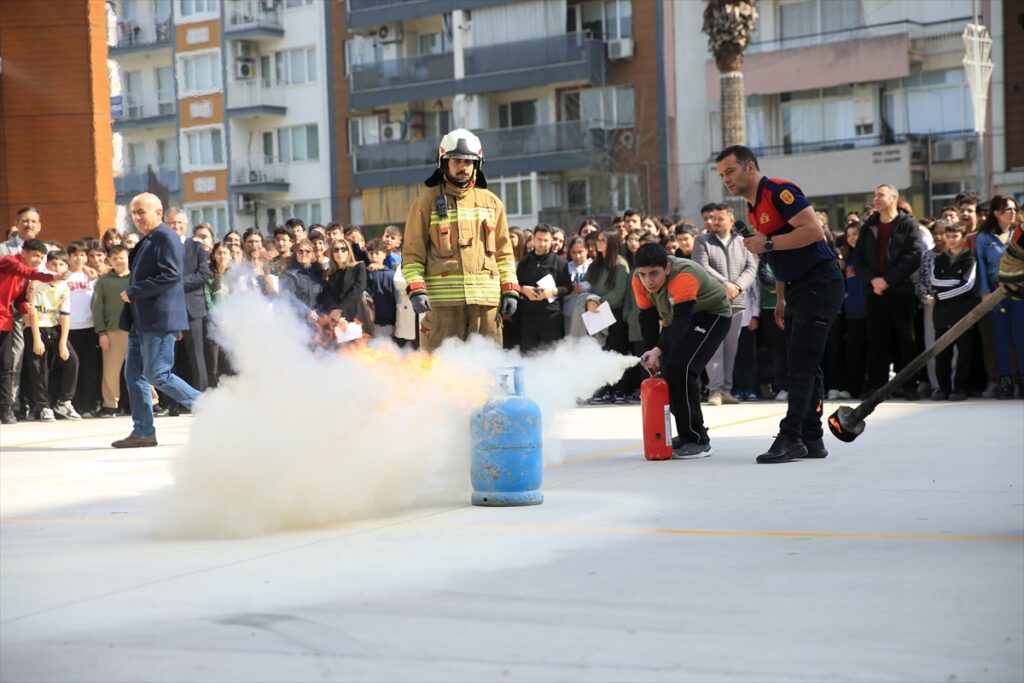 Manisa’da okulda deprem tatbikatı yapıldı