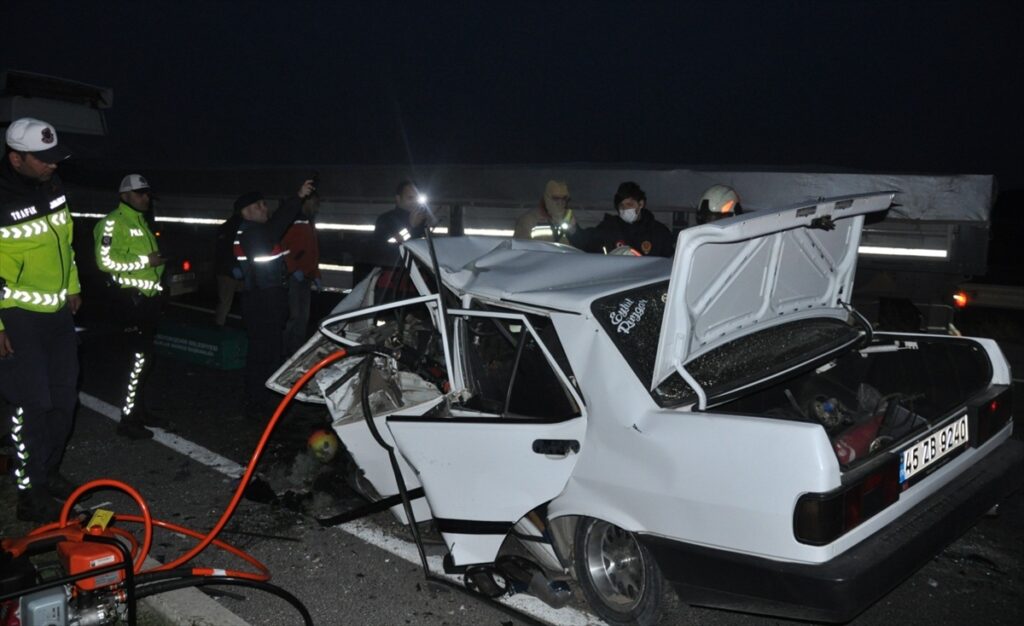 Manisa’da üç otomobilin karıştığı kazada 2 kişi ölü, 5 kişi yaralandı