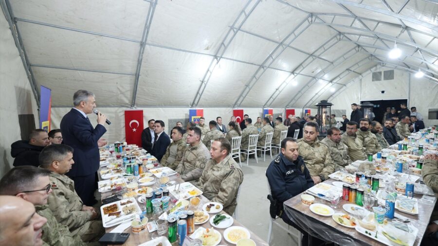 Mardin Valisi Akkoyun, Nusaybin’deki üs bölgesinde güvenlik güçleriyle iftar yaptı