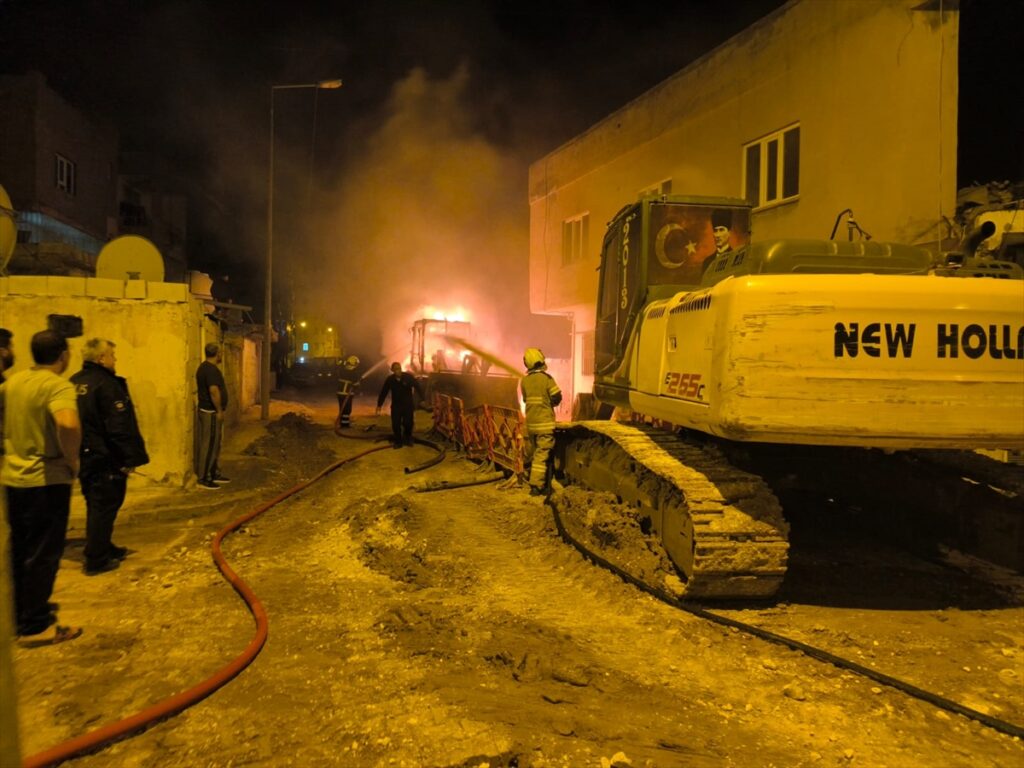 Mardin’de park halindeki 2 iş makinesinde çıkan yangın söndürüldü