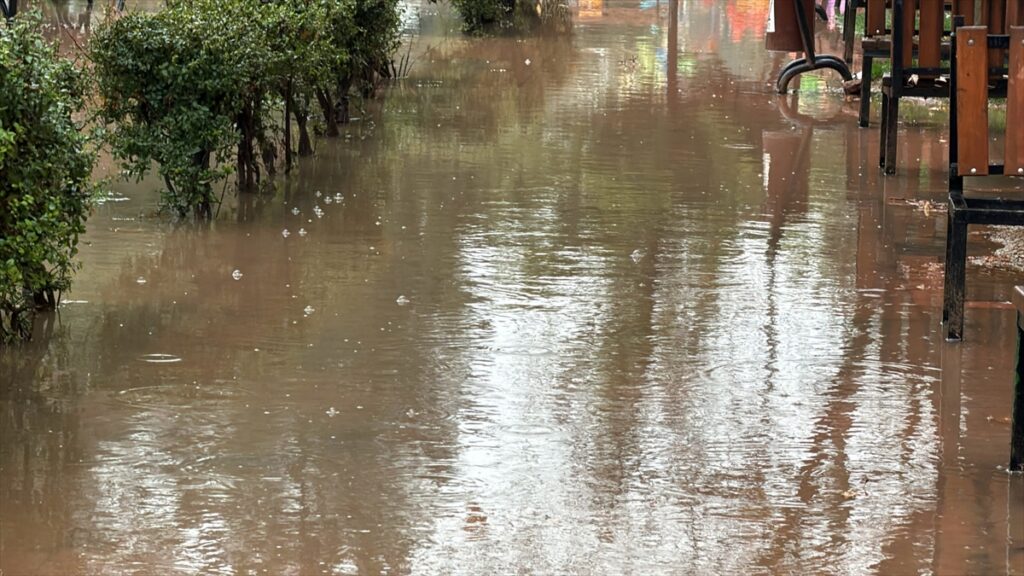 Mardin’de sağanak hayatı olumsuz etkiledi