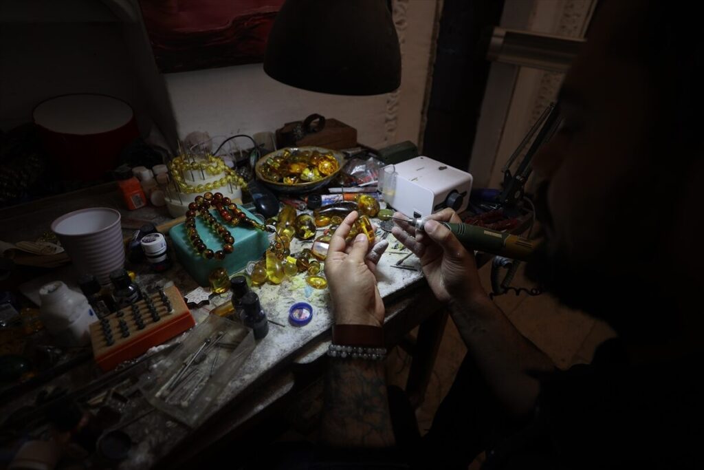 Mardinli “Sofi Usta” tespih tanelerinin içine sembol camileri işliyor