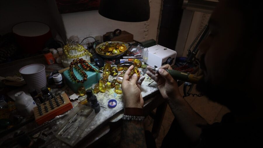 Mardinli “Sofi Usta” tespih tanelerinin içine sembol camileri işliyor