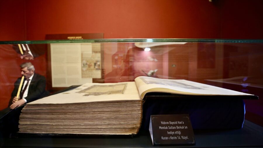 Memlük Sultanı Berkuk’un Yıldırım Bayezid’e hediyesi Kur’an-ı Kerim Bursa’da ziyarete açıldı