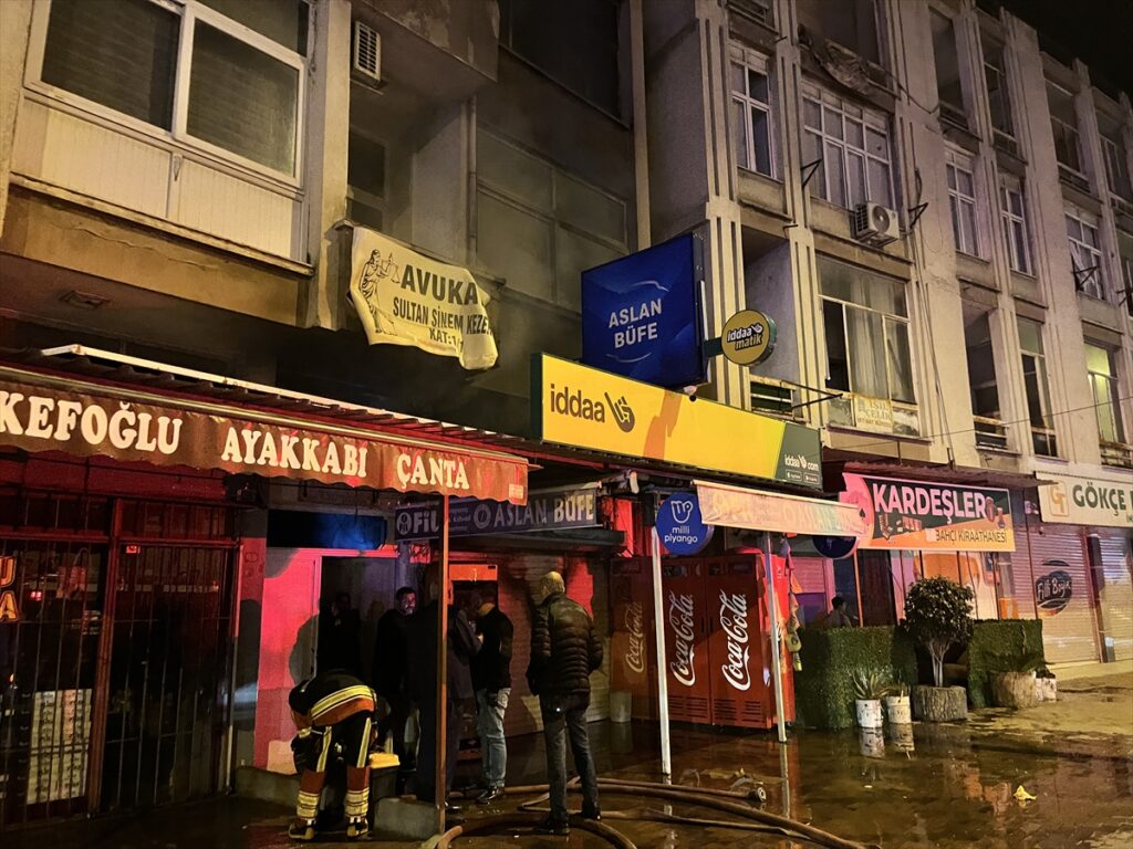 Mersin’de büfede çıkan yangın hasara neden oldu