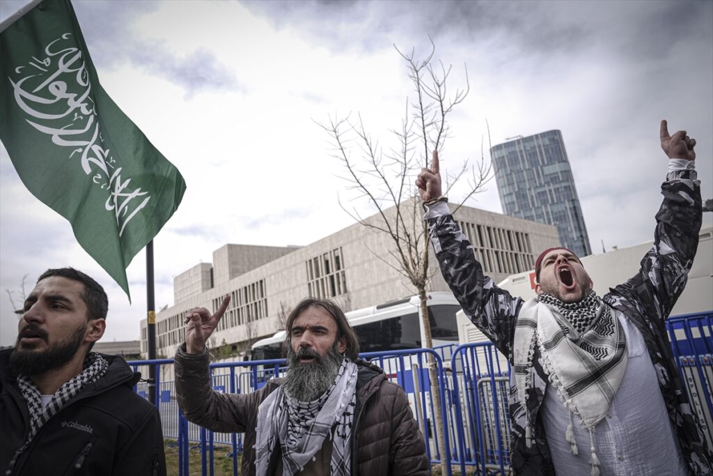 Mescid-i Aksa’nın kapatılması ve İran’a yönelik saldırılar ABD Büyükelçiliği önünde protesto edildi