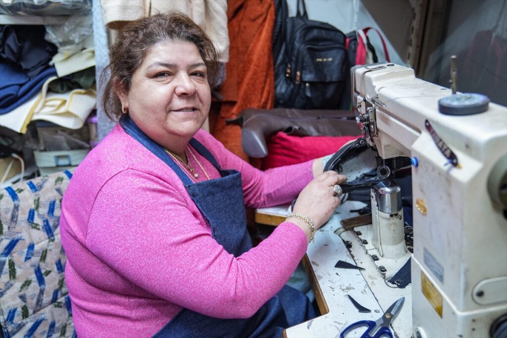 Mesleğe eşinin atölyesinde başlayan kadın ayakkabı tamirinde usta oldu